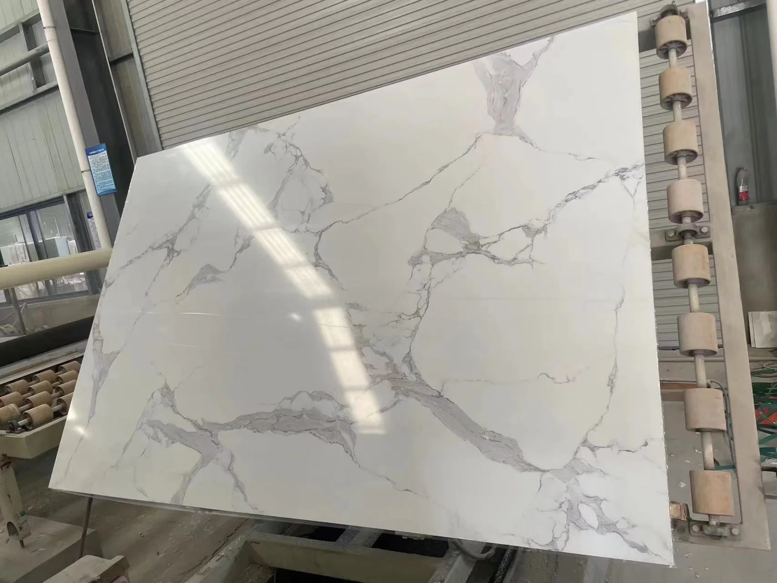 Artificial Calacatta Gold Marble Look Stone Slab – White with Grey & Golden Veins