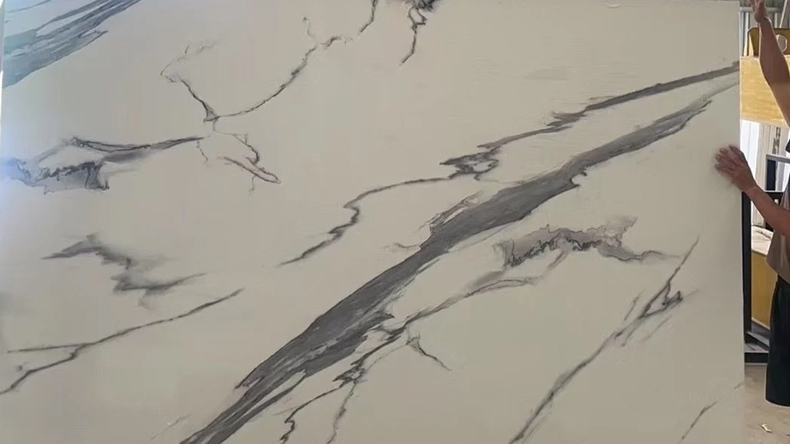 Contemporary Calacatta Artifical Stone | Bold Vein Quartz Stone Slab for Kitchen & Islands