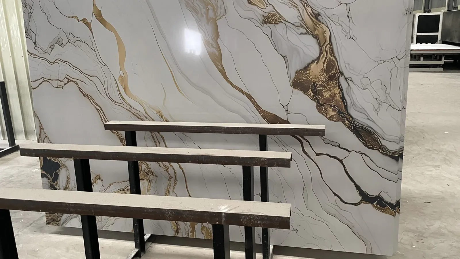 Artificial Calacatta Gold Veined Stone Slab – Luxury White with Metallic Accents