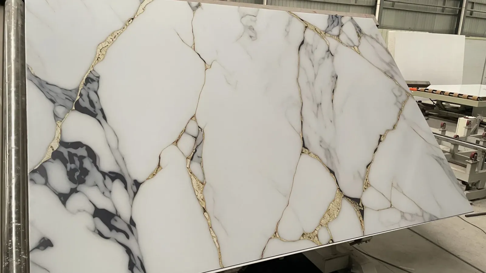 Calacatta Gold Vein Artificial Stone Slab – Luxury Quartz Marble Look