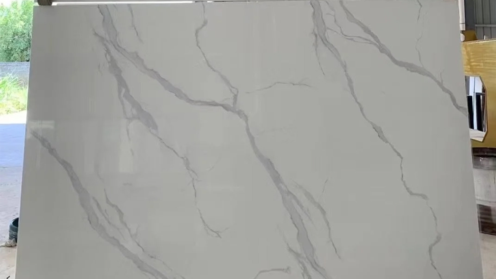 Modern Luxury Artifical Stone | Gold-Gray Flow Vein Quartz Stone Slab for Kitchen Island & Bathroom Vanity