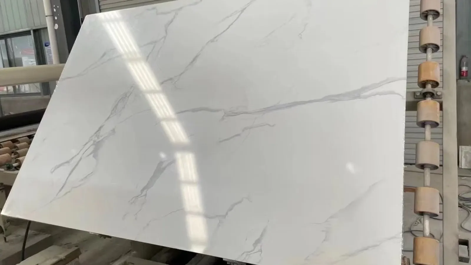 Soft Calacatta Cream Veined Artificial Quartz Slab for Interior Design