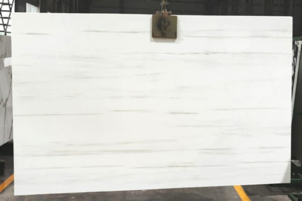 White Linear Nano Stone Slab – Minimalist Marble-Look Surface for Modern Interiors
