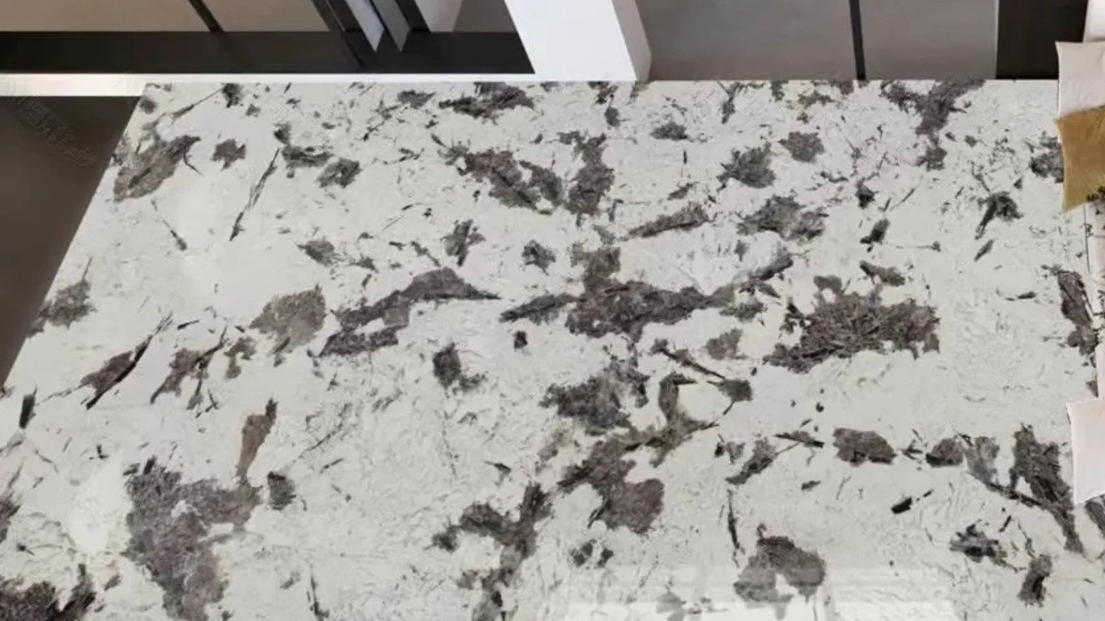 Modern Minimalist Artifical Stone | Light Veined Quartz Stone Slab for Kitchen Countertops and Walls
