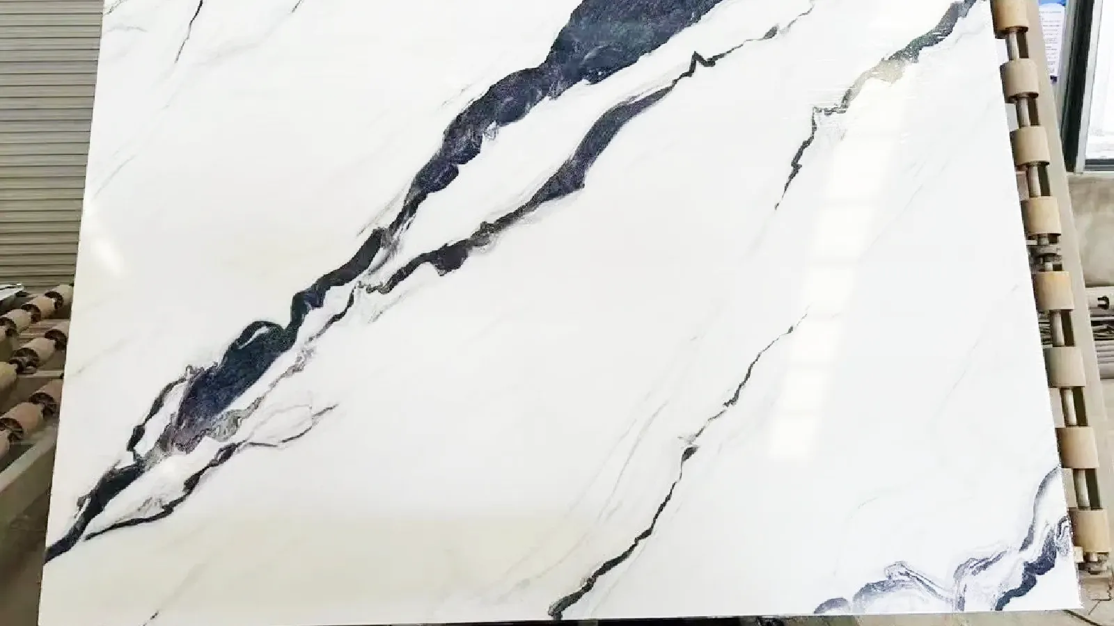 Warm Grey Slate-Style Artificial Stone Quartz Slab for Interior Design