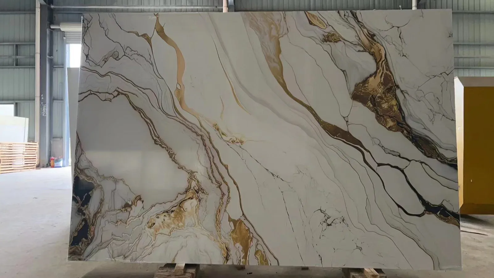 Artificial Calacatta Gold Fantasy Stone Slab – Beige Base with Bold Gold & Bronze Veins