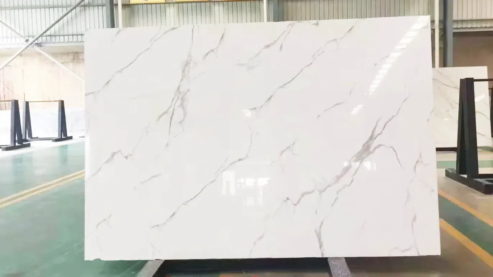 Calacatta Style Grey Veined Artificial Quartz Slab for Modern Interiors
